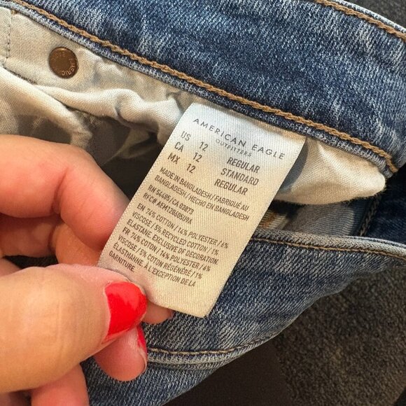 American Eagle medium wash Mom Jeans - Picture 6 of 6
